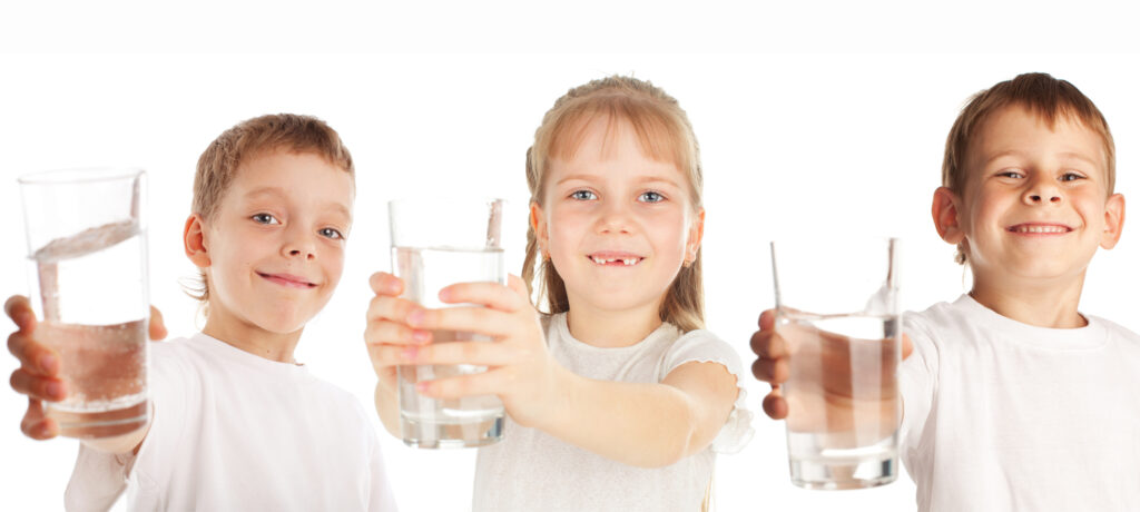 Bambini bevono bicchieri d'acqua