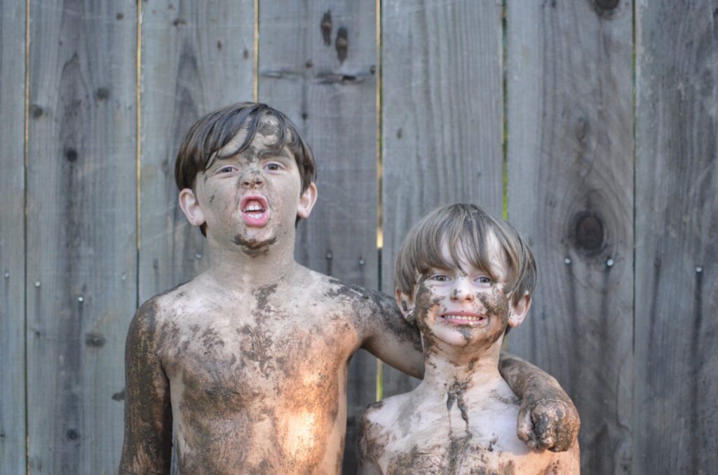 Acqua marrone dal rubinetto: cause dello strano colore e soluzione bambini sporchi di fango, più che di acqua marrone