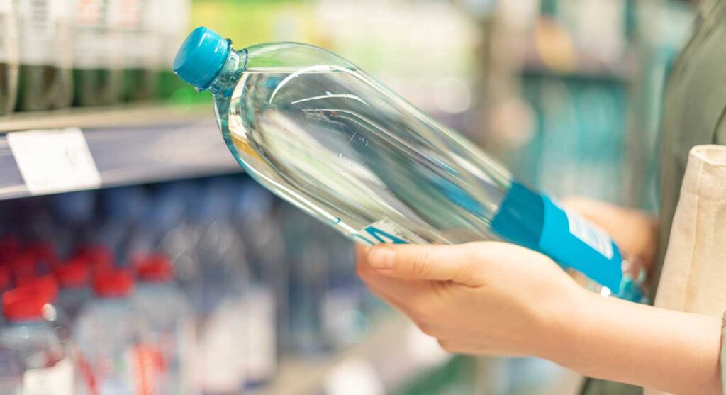 A cosa servono i minerali contenuti nell'acqua? Il controllo dell'etichetta di una bottiglia d'acqua