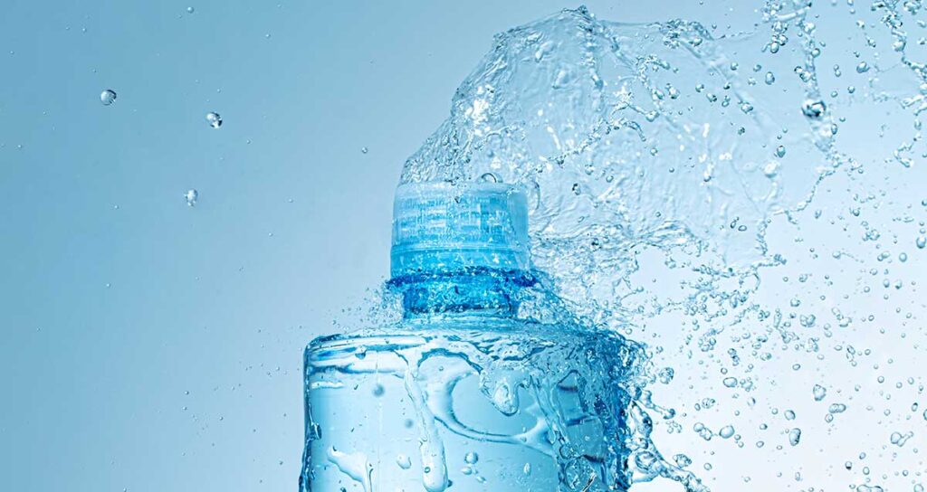 Bonus depuratori 2021: chi ne beneficia e come assicurarselo bottiglia d'acqua con gocce volanti