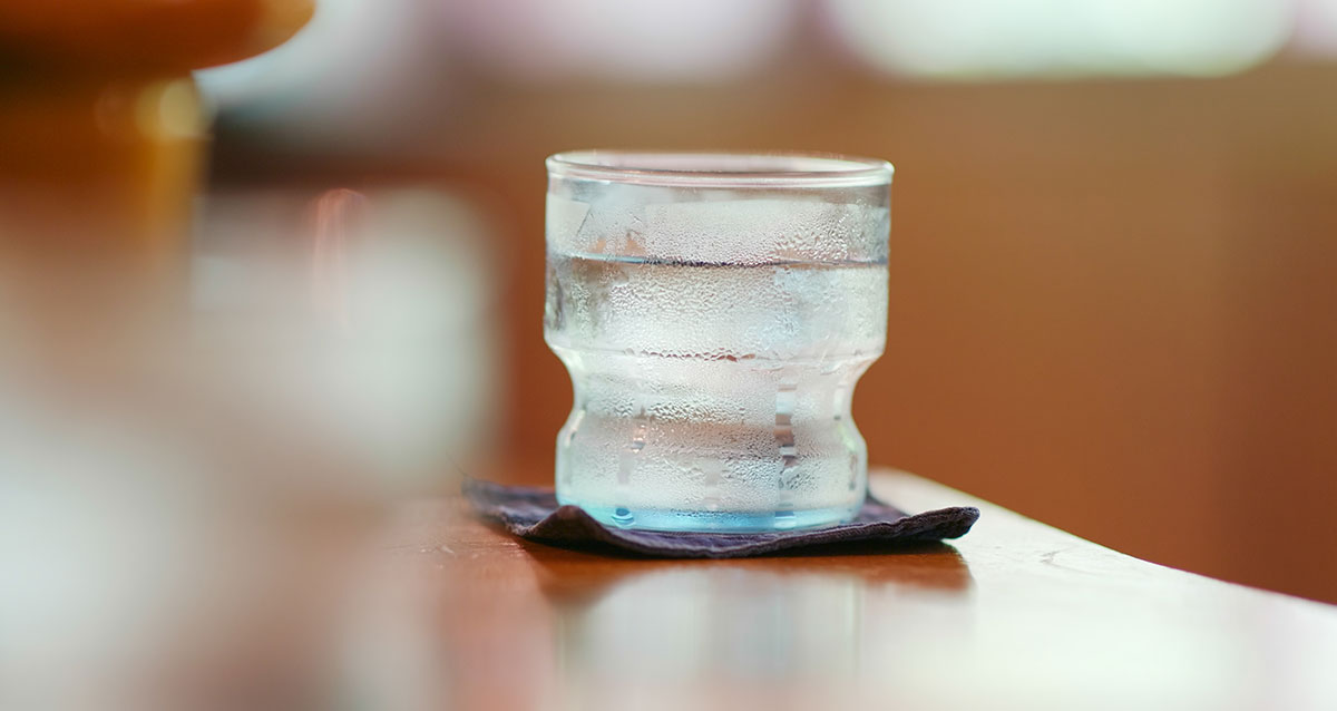 bicchiere di acqua molto fredda con condensa sul vetro