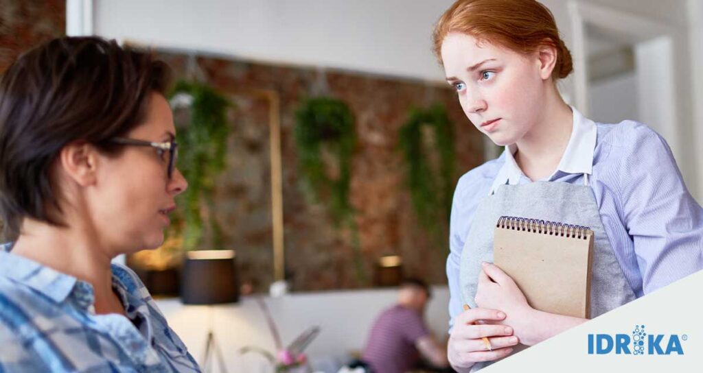 cliente si lamenta in ristorante con una cameriera